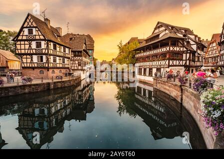 21. Juli 2019, Straßburg, Frankreich: Touristen, die in der Nähe des kleinen Wasserfalls im Petit France Quarter in Straßburg spazieren Stockfoto