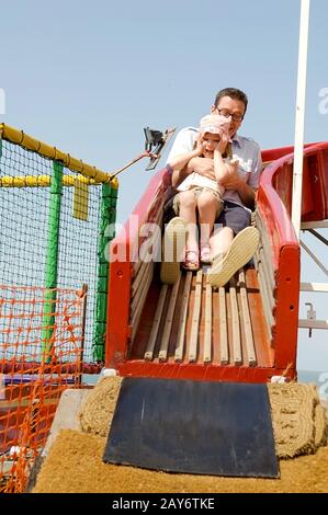 Vater und Tochter auf der Helter Skelter-Fahrt auf einer Messe Stockfoto