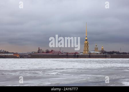 Sankt Petersburg ist eine Vorderansicht des Winters der Festung Peter und Paul Stockfoto