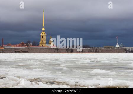 Sankt Petersburg ist eine Vorderansicht des Winters der Festung Peter und Paul Stockfoto