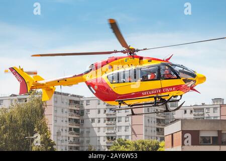 22. Juli 2019, Straßburg, Frankreich: Hubschrauberlandung auf einem Krankenhausgebäude. Luftambulanz und medizinisches Hilfekonzept Stockfoto
