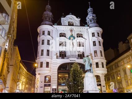 WIEN, ÖSTERREICH - 28. DEZEMBER 2016: Schönes Haus in der Altstadt am 28. Dezember 2016 in Wien Österreich Stockfoto