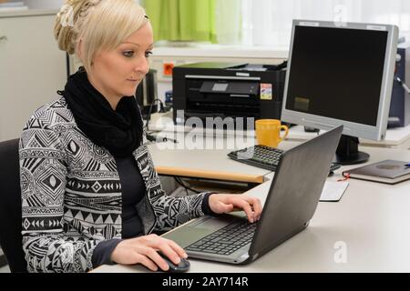 Der junge Büroangestellte arbeitet im Büro an einem Computerarbeitsplatz Stockfoto