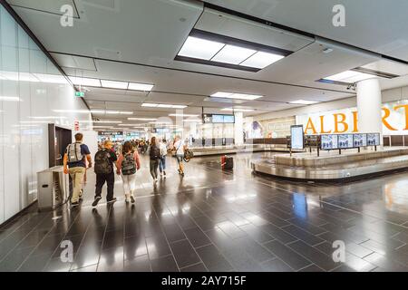 19. Juli 2019, Flughafen Wien, Österreich: Menschen Im Terminal Des Flughafens Wien-Schwechat Stockfoto