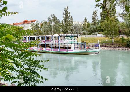 19. Juli 2019, Wien, Österreich: Kreuzfahrtschiffe mit Touristen am Wiener Donau-Kanal Stockfoto