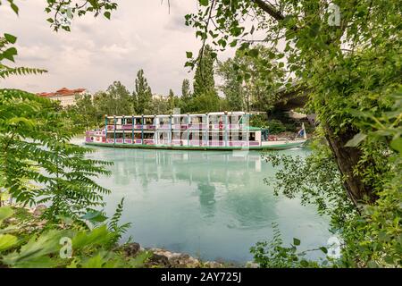 19. Juli 2019, Wien, Österreich: Kreuzfahrtschiffe mit Touristen am Wiener Donau-Kanal Stockfoto