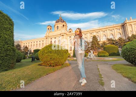 Fröhliche Junge asiatin Touristin oder Studentin in der Nähe des Kunsthistorischen Museums in Wien Stockfoto