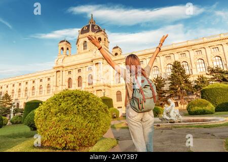 19. Juli 2019, Wien, Österreich: Fröhliche junge asiatische Touristin mit Rucksackreisen in Wien-Stadt, Österreich Stockfoto