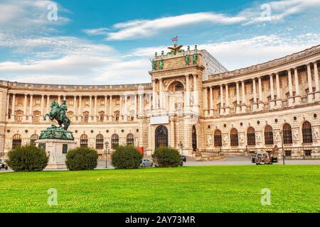 19. Juli 2019, Wien, Österreich: Die Hofburg Bauansicht mit grünem Gesetz in der Wiener Stadt, Österreich Stockfoto