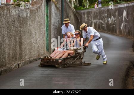 FUNCHAL, MADEIRA - 19. SEPTEMBER: Traditionelle Schlittenfahrt am 19. September 2016 auf Madeira, Portugal Stockfoto