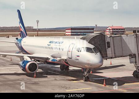 Mai 2019, Ufa, Russland: Flugzeug ssj mit Aeroflot-Logo am Flughafen geparkt Stockfoto