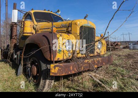 Verschlissene Mack Trucks. Stockfoto