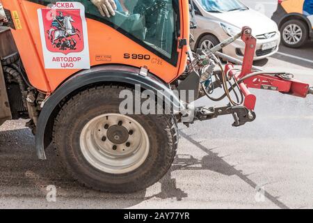 03. Mai 2019, Moskau, Russland: Kehrmaschine arbeitet an der Stadtstraße Stockfoto