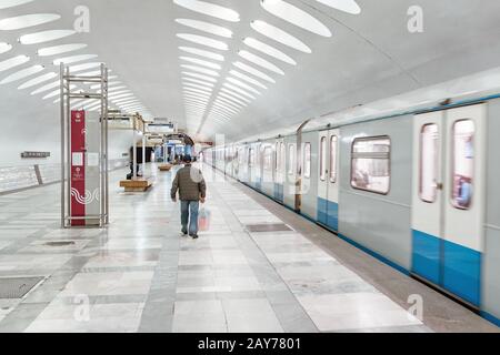 03. Mai 2019, Moskau, Russland: Der Zug kommt an der U-Bahn-Station an Stockfoto