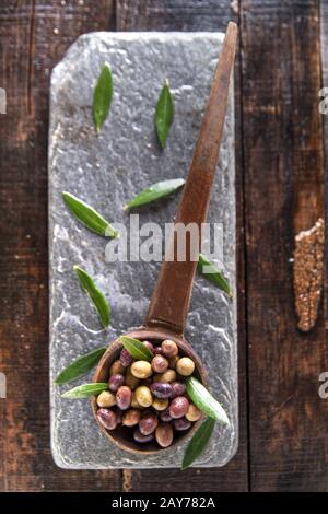 Gemischte Oliven in Sole Stockfoto