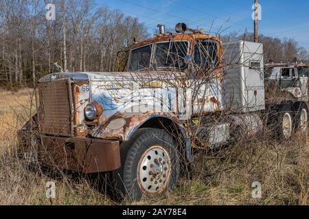 Verschlissene Mack Trucks. Stockfoto