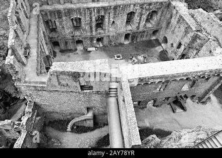 Blick auf den Innenhof der alten Burg in Baden-Baden, schwarz-weiß Stockfoto