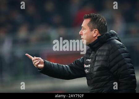 Hamburg, Deutschland. Februar 2020. Fußball: 2. Bundesliga, 22. Spieltag, FC St. Pauli - Dynamo Dresden im Millerntor-Stadion. Der Dresdner Coach Markus Kauczinski verstikt sich am Rande. Kredit: Christian Charisius / dpa - WICHTIGER HINWEIS: Gemäß den Vorschriften der DFL Deutsche Fußball Liga und des DFB Deutscher Fußball-Bund ist es untersagt, im Stadion und/oder aus dem fotografierten Spiel in Form von Sequenzbildern und/oder videoähnlichen Fotoserien auszunutzen oder auszunutzen./dpa/Alamy Live News Stockfoto