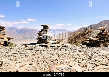 Steinturm an der Straße nach Kampa La Pass in Tibet-China Stockfoto