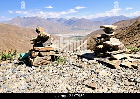 Steintürme hoch über dem Tal des Flusses Yarlung Zangbo in Tibet-China Stockfoto