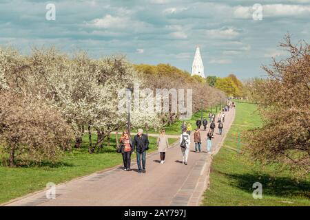 03. Mai 2019, Moskau, Russland: Touristen, die beliebte Sehenswürdigkeiten besuchen - Kolomenskoye Naturparkreservat und Kirche Stockfoto