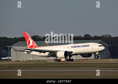 Frachtflugzeug der Turkish Airlines landet am Flughafen London Stansted Stockfoto