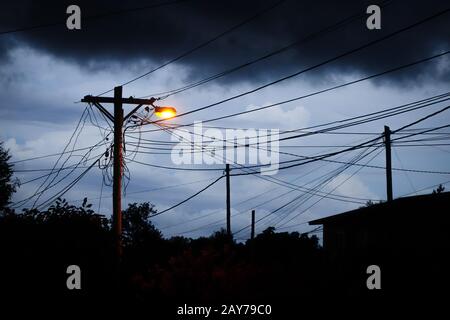 Straße Licht in der Nacht mit einem stürmischen Himmel Hintergrund Stockfoto