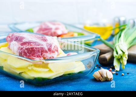 Gemüse und Fleisch in der Schüssel Stockfoto