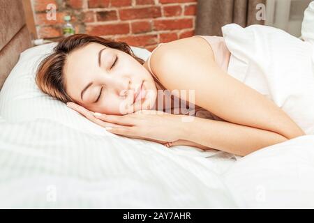 Asian Woman schläft entspannt auf einem großen, geräumigen Bett zu Hause oder in einem Hotel Stockfoto