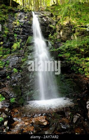 Oberer Teil des Zweribacher Wasserfalls im Simonswald Schwarzwald Deutschland Stockfoto