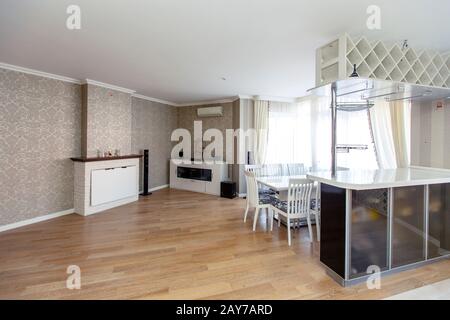 Großes Wohnküche im Cottage mit Küche und Essbereich. Luxuriöser Stil. Die Küche ist schwarz-weiß und der Esstisch und die Stühle a Stockfoto