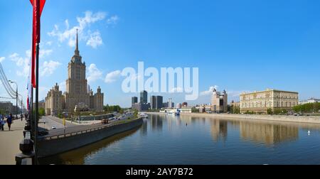 MOSKAU, RUSSLAND - 1. MAI: Moskauer Panorama - Stalins berühmtes Wolkenkratzer Hotel Ukraine am 01. Mai 2014 in Moskau, Russland Stockfoto