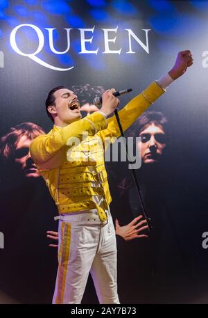AMSTERDAM, NIEDERLANDE - 25. APRIL 2017: Wachsstatue Freddie Mercury im Museum Madame Tussauds am 25. April 2017 in Amsterdam Net Stockfoto