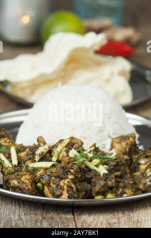 Indische Murgh Palak Gericht mit Reis Stockfoto