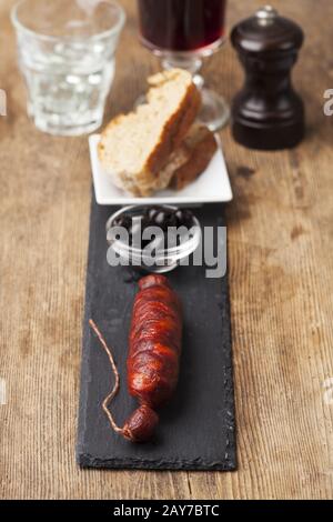 Spanische Chorizo-Wurst auf schwarzem Schiefer Stockfoto
