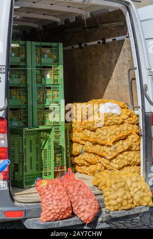 Transporter mit frischem Gemüse für den Wochenmarkt - Detailansicht Stockfoto