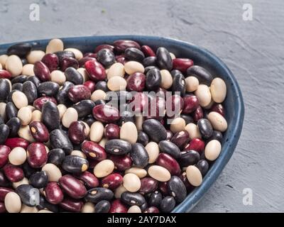 Schwarze, rote und weiße Bohnen gemischt Stockfoto