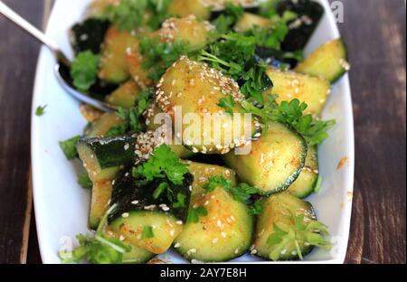 Gurkensalat mit Sesam. Salat zum Mittagessen. Ein köstlicher Salat. Asiatischer Salat. Asiatische Gurken- und Petersiliensalat. Die perfekte Ergänzung zum Abendessen. Stockfoto