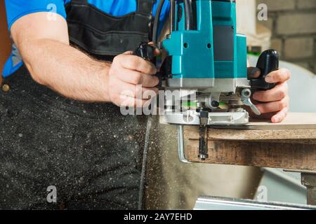 Nahaufnahme Des Mannes, der Holzarbeiten im Zimmerei macht Stockfoto