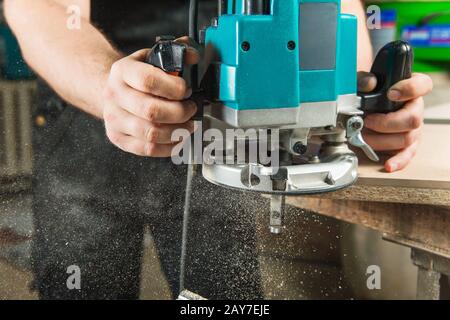 Nahaufnahme Des Mannes, der Holzarbeiten im Zimmerei macht Stockfoto