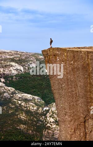 Einsamer Mann, der auf dem Felsen Preikestolen im Fjord Lysefjord - Norwegen steht Stockfoto