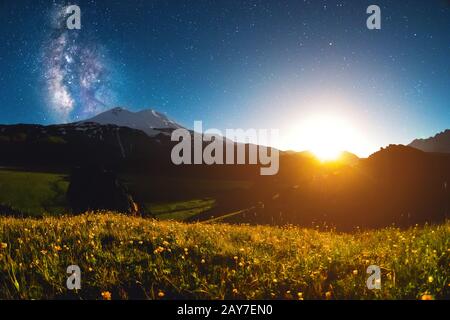 Nächtliche Sternenlandschaft des Mount Elbrus bei Sonnenuntergang des Mondes Stockfoto