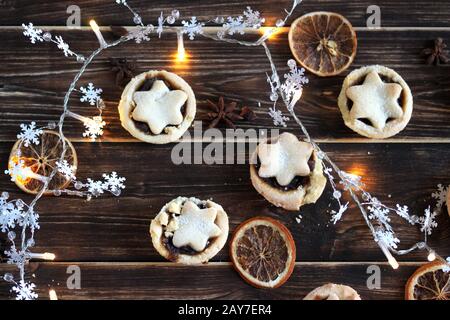 Weihnachtskuchen. Diätkuchen. Gesunde Süßigkeiten. Cupcakes mit einem Sternchen. Muffins mit Marmelade. Weihnachtskuchen mit Marmelade. Leckerer und gesunder Cupcake Stockfoto
