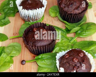 Muffins mit Avocado und Spinat. Frühstück Cupcakes. Leckeres Frühstück. Schokoladenkuchen mit Spinat und dunkler Schokolade. Stockfoto