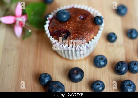 Muffins Mit Blaubeeren. Blaubeere Cupcakes. Muffins mit Obst. Gesunde Süßigkeiten. Leckere Blaubeer-Muffins. Perfekt für einen Snack. Stockfoto