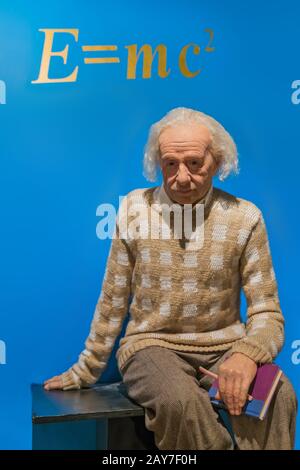 AMSTERDAM, NIEDERLANDE - 25. APRIL 2017: Albert Einstein Wachsstatue im Museum von Madame Tussauds am 25. April 2017 in Amsterdam Net Stockfoto