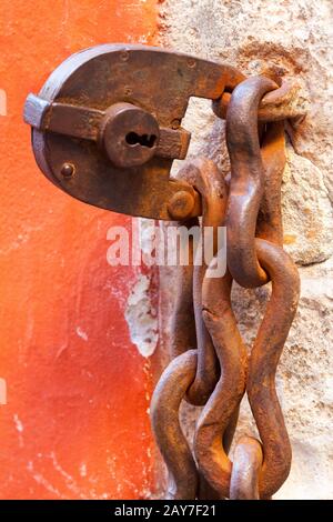 Nahaufnahme einer verrostenen alten Burg Stockfoto