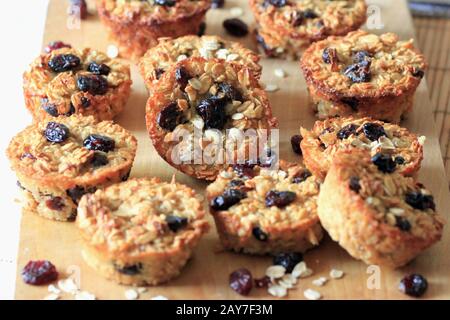 Muffins mit Haferbrei und Trockenobst. Süßes Frühstück. Leckere und hausgemachte Süßigkeiten. Hausgemachtes Gebäck. Stockfoto