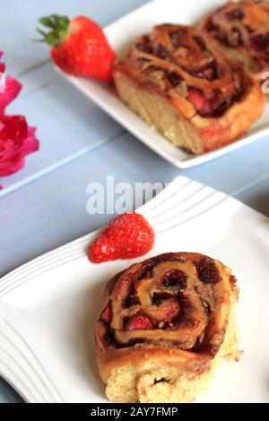 Erdbeerbötchen mit Zimt. Hefebuns mit Erdbeeren. Hefeteig. Hausgemachtes Gebäck. Ein leckerer und gesunder Snack. Stockfoto
