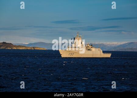 HNoMS Helge Ingstad in Trondheim Fjiord, Norwegen, innerhalb eines Monats wäre sie bei einer Kollision mit dem maltesischen registrierten Öltanker MV Sola TS verloren gegangen Stockfoto